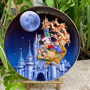 DISNEY Christmas Decorative Plate. Collectible.